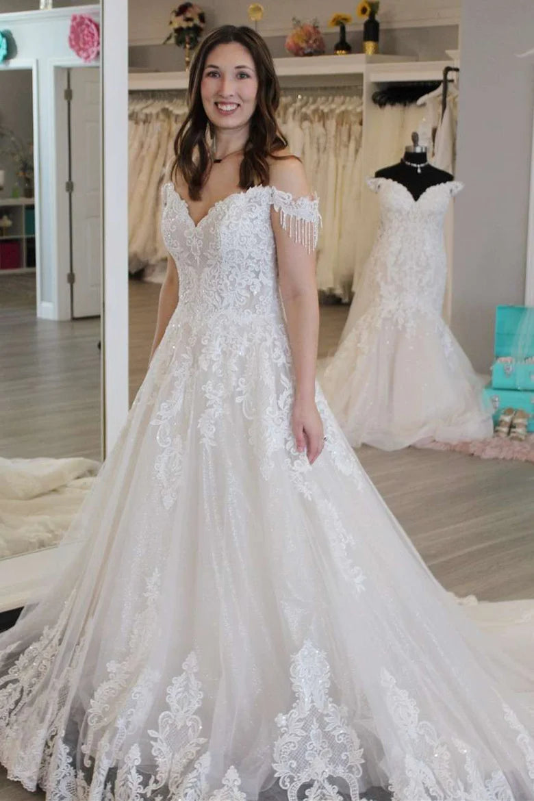 Robe de mariée longue trapèze à épaules dénudées et à pompons avec appliques